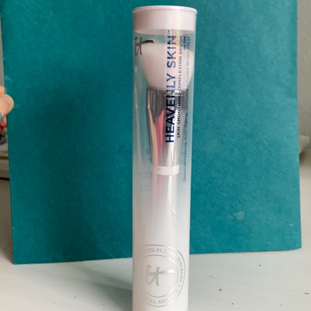 Complexion brush